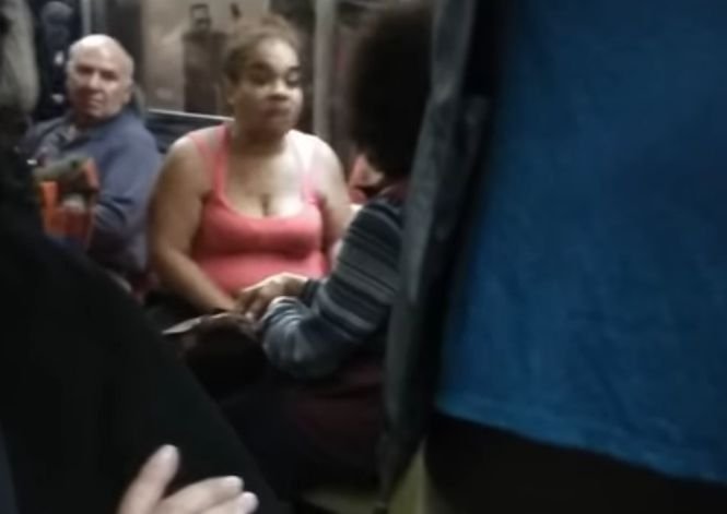 Bătaie în metrou! Femeia asta și-a ieșit din minți când o pasageră a întrebat-o dacă se poate așeza pe un loc liber - VIDEO