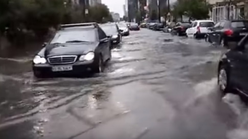 O ploaie torențială a paralizat traficul! Străzile sunt sub ape - VIDEO