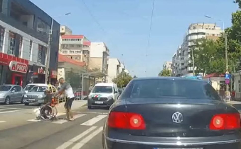 Gest emoționant în Brăila. Un șofer a fost filmat coborând din mașină la o trecere de pietoni ca să ajute o persoană cu handicap - VIDEO