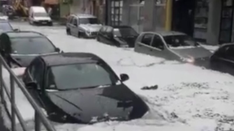 Un oraş din Serbia a fost devastat de o ploaie cu grindină. Maşinile, scufundate în gheaţă - VIDEO