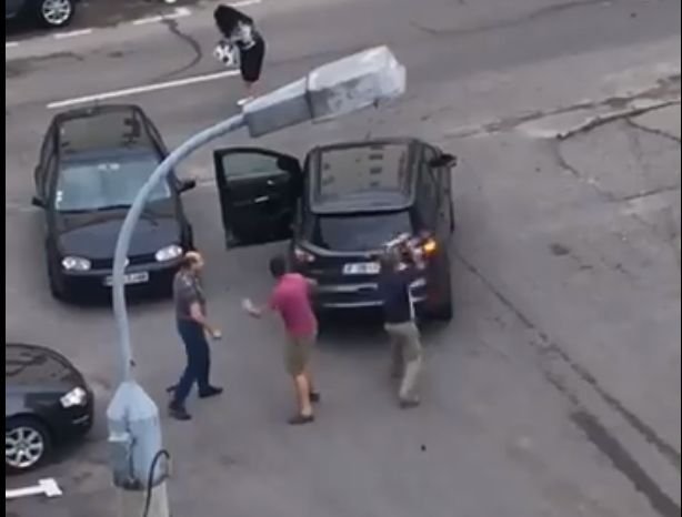 Scene șocante în Pitești. Un bărbat și-a lovit vecinul cu un stâlp smuls de pe stradă. Toată scena a fost filmată - VIDEO