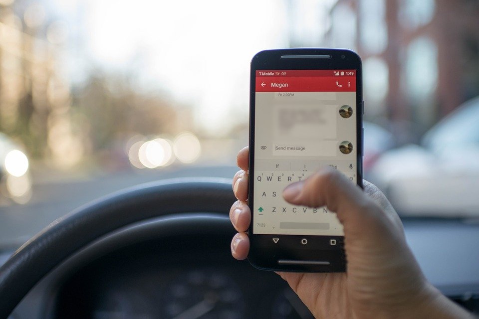 Şoferii prinşi că se filmează la volan sau depistaţi ulterior prin postări pe reţele sociale, fără permis 90 de zile - proiect