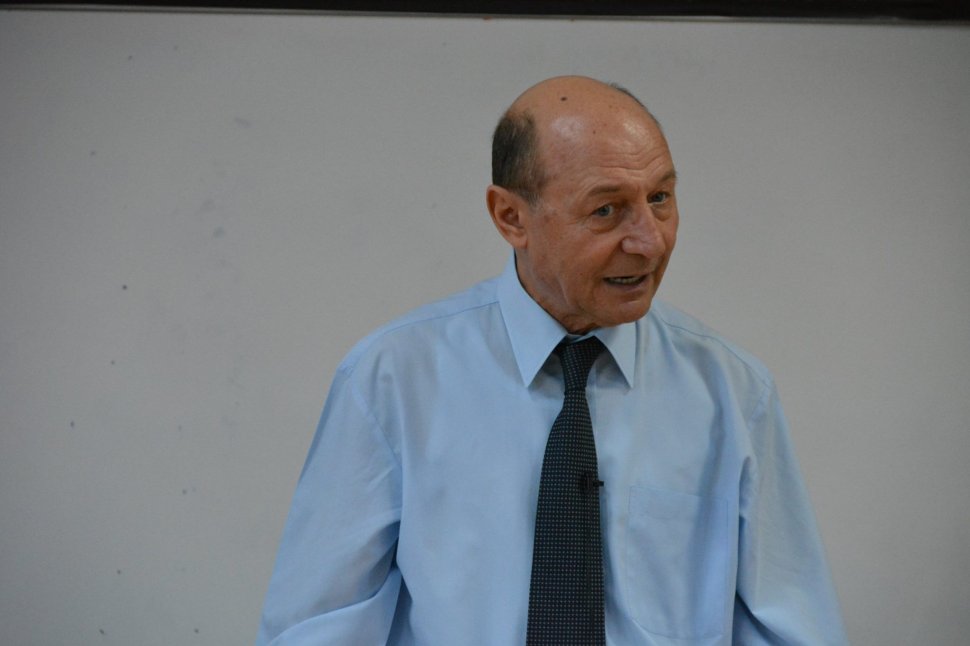 Băsescu, atac la adresa Guvernului: ”Decizia CCR care face din ministrul Justiţiei un şef al Preşedintelui este inacceptabilă. Dacă Dăncilă devine mâine ministrul Justiţiei?”