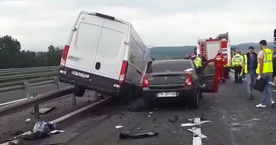 Carnagiu pe autostradă: patru persoane au murit, iar alte trei sunt grav rănite