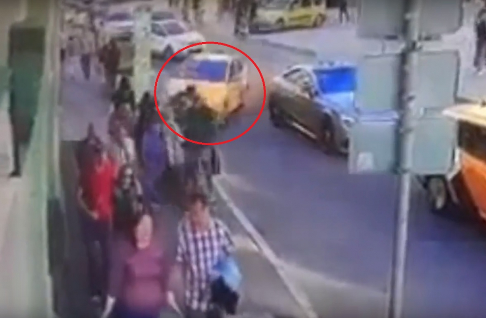 VIDEO. Clipe de groază la Moscova. Momentul în care un taxi pătrunde pe trotuar și spulberă pietonii