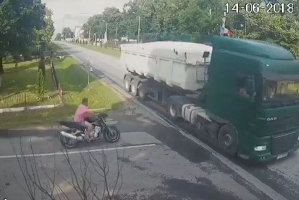 Imagini înfiorătoare surprinse în Timiș. Un tânăr se oprește cu motocicleta direct într-un camion și zboară pe asfalt - VIDEO