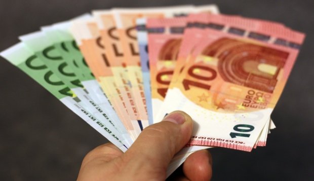 CURS VALUTAR. Euro creşte spre pragul de 4,67 lei