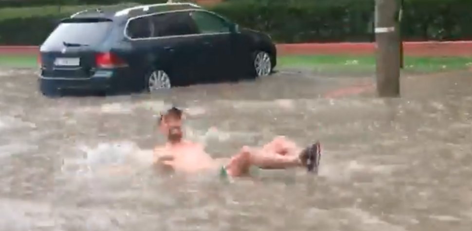 Ploaia a făcut prăpăd în București. Imagini virale cu un bărbat care se bălăcește în mijlocul unui bulevard