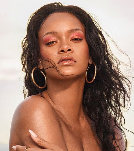 Rihanna, la un pas să rămână topless pe covorul roșu