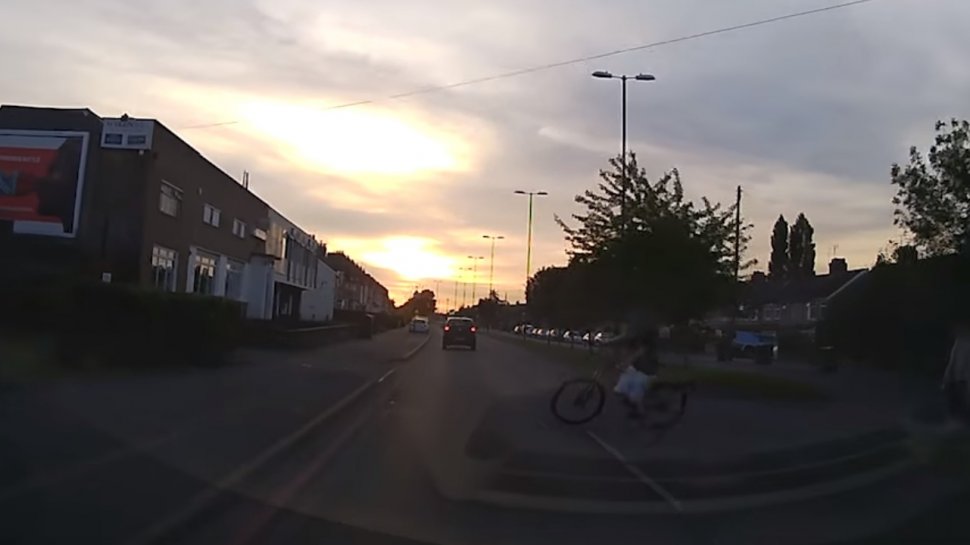 Video șocant! Metoda incredibilă găsită de un biciclist pentru a face rost de bani - VIDEO