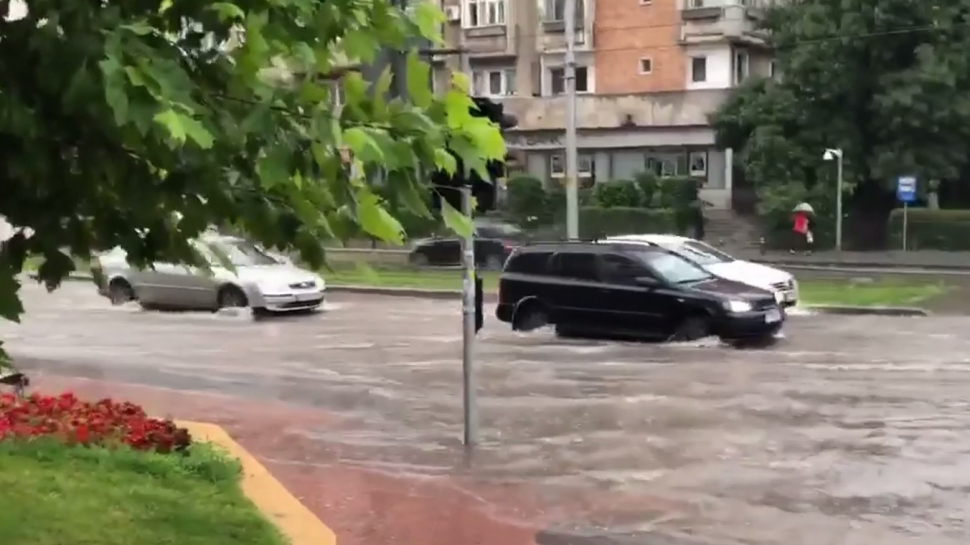 Capitala, sub ape după o ploaie torențială! Imagini incredibile surprinse în București. Pietonii, luați pe sus de ape - VIDEO