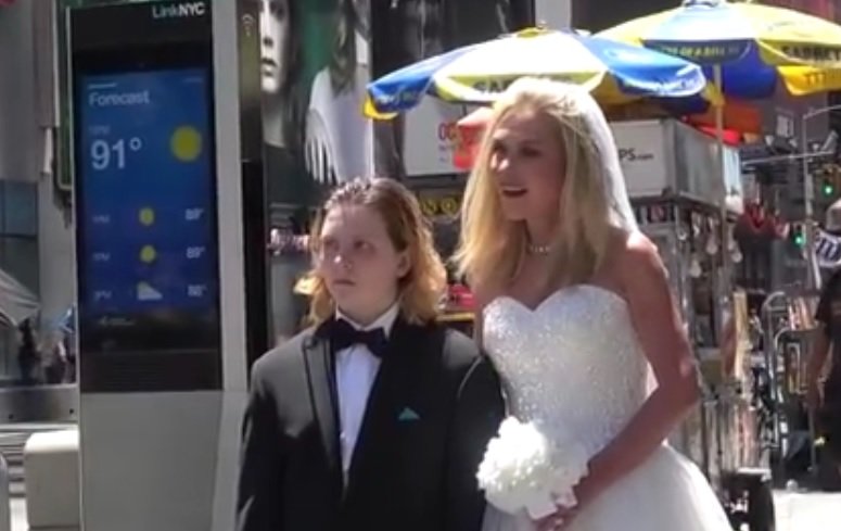 O femeie de 50 de ani s-a căsătorit cu un băiat de 12 ani! Imaginile care au șocat internetul 