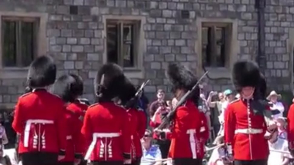 Ce s-a întâmplat în timpul paradei din faţa Castelului Windsor. Toţi turiştii au scos telefoanele şi au început să filmeze