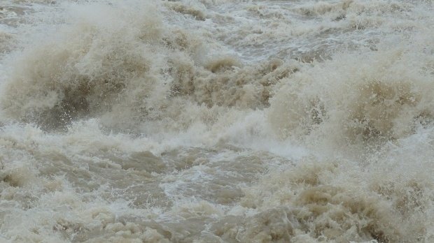 Scurgeri de pe versanţi, viituri şi inundaţii locale, anunţate de hidrologi. Județele vizate 