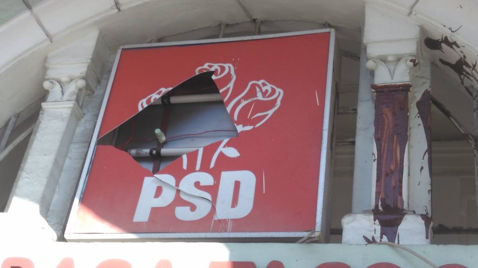Sediu PSD, vandalizat cu borcane de gem maro