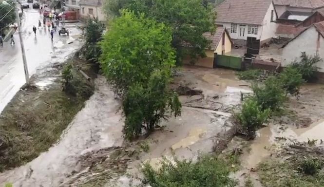 Fenomene extreme în România. Ploile torenţiale au făcut ravagii - VIDEO