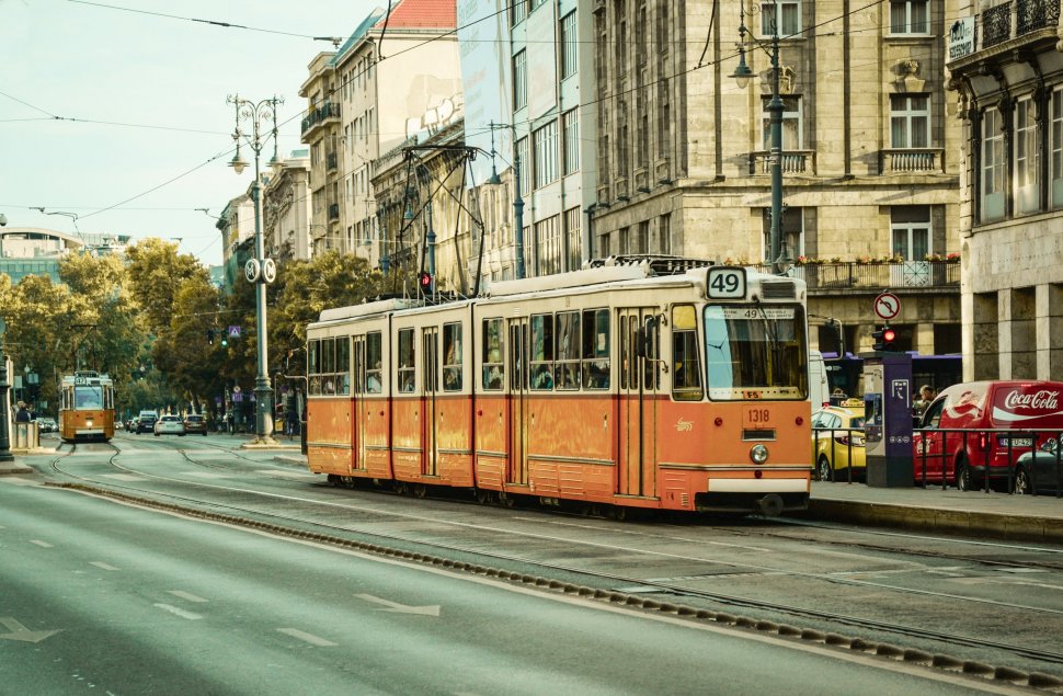 Român spulberat de tramvai într-o stație din Milano