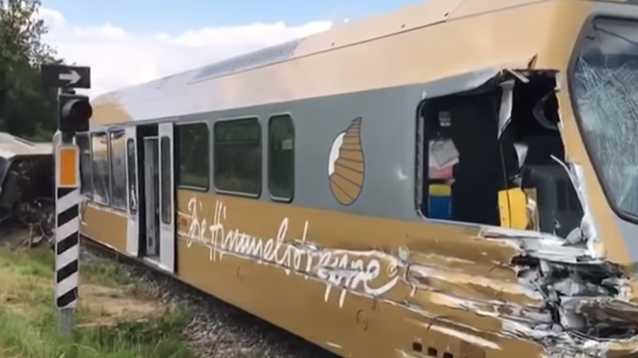 Accident feroviar. Cel puțin 26 de persoane au fost rănite, după ce un tren a deraiat - VIDEO