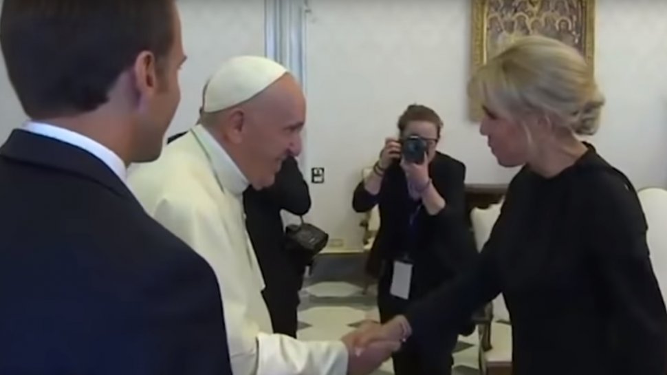 Brigitte Macron a încălcat protocolul la întâlnirea cu Papa Francisc. Ce a făcut Prima Doamnă a Franței - VIDEO