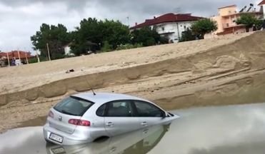 Inundații dezastruoase în Grecia. Zeci de case au fost luate de ape