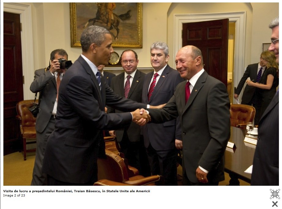 Gabriel Oprea ar fi trucat o poză ca să pară că a dat mâna cu Barack Obama. A cui e mâna de fapt
