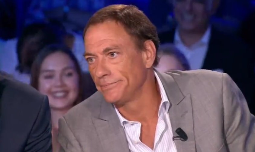 Jean Claude Van Damme era în direct, cu o femeie, în timpul unei emisiuni tv, când ceva incredibil s-a întâmplat. Publicul a început să aplaude subit