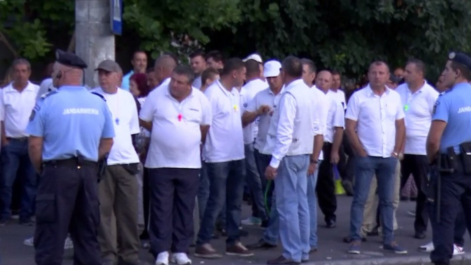 Protest la Palatul Cotroceni! Oamenii au ieşit în stradă împotriva lui Klaus Iohannis. „Ne aflăm aici pentru respectarea Constituției României”
