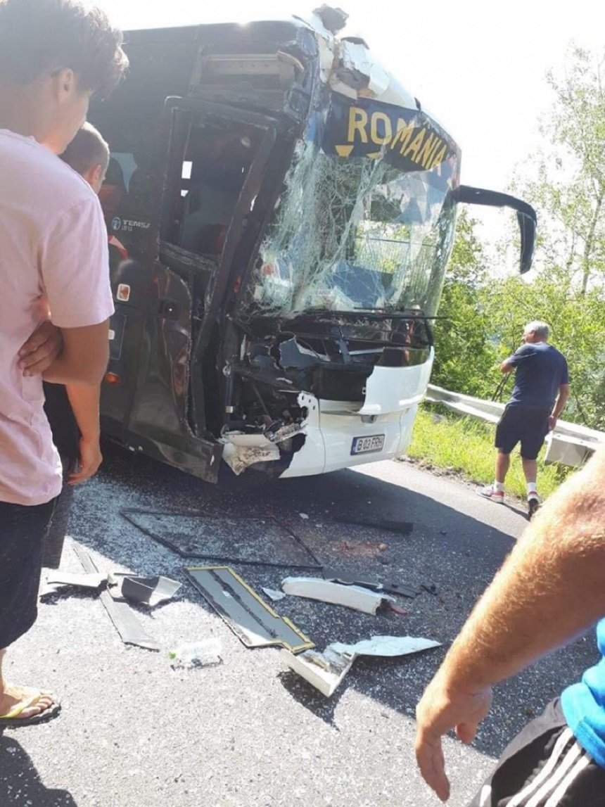 Autocarul nationalei României de handbal, lovit de un TIR! 