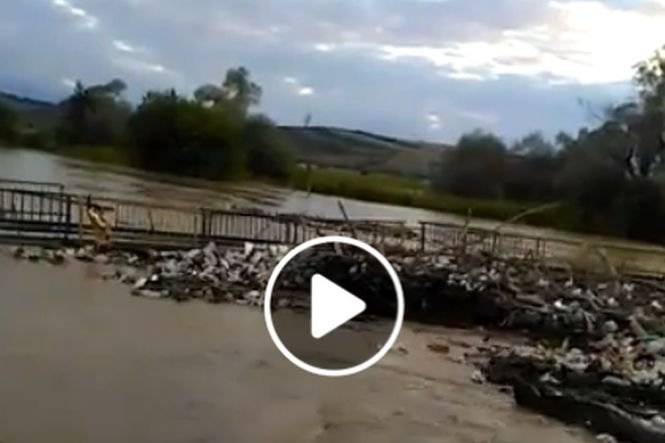 Noi imagini înfiorătoare cu inundaţiile care au devastat România. Încă un pod a fost luat de ape în Brașov - VIDEO