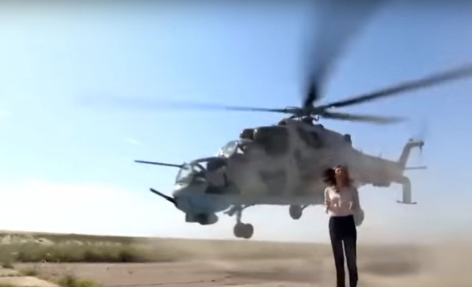O jurnalistă, la un pas să fie decapitată de un elicopter militar. Totul a fost filmat - VIDEO