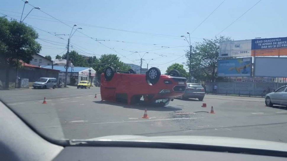 Accident rutier în București: O mașină s-a răsturnat în plină intersecție