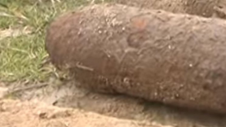 Descoperire incredibilă în București. O bombă de 50 de kilograme a fost găsită de muncitori pe un şantier 