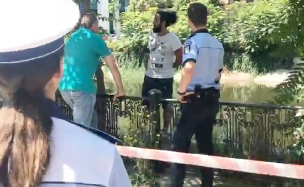 Clipe de panică în centrul Bucureștiului! Un tânăr, care a provocat un accident, amenință că se aruncă în Dâmbovița 537191