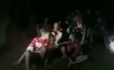 Copii blocați într-o grotă din Thailanda, alături de antrenorul lor. Ar putea rămâne acolo patru luni