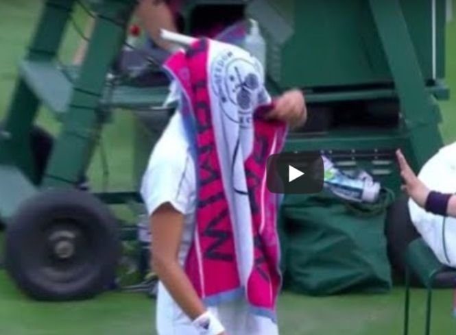 Gabriela Ruse a oferit faza zilei, la Wimbledon: cu prosopul în cap, se ciocneşte de un copil de mingi - VIDEO