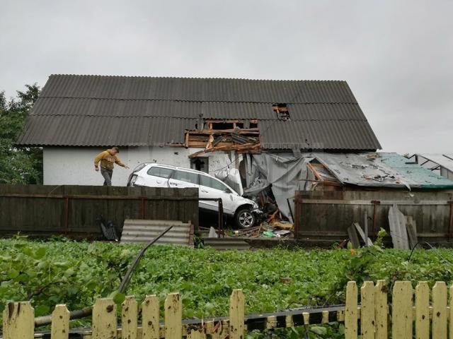 A ajuns cu mașina pe acoperișul unei case, în Suceava. Ce a făcut acest șofer e incredibil