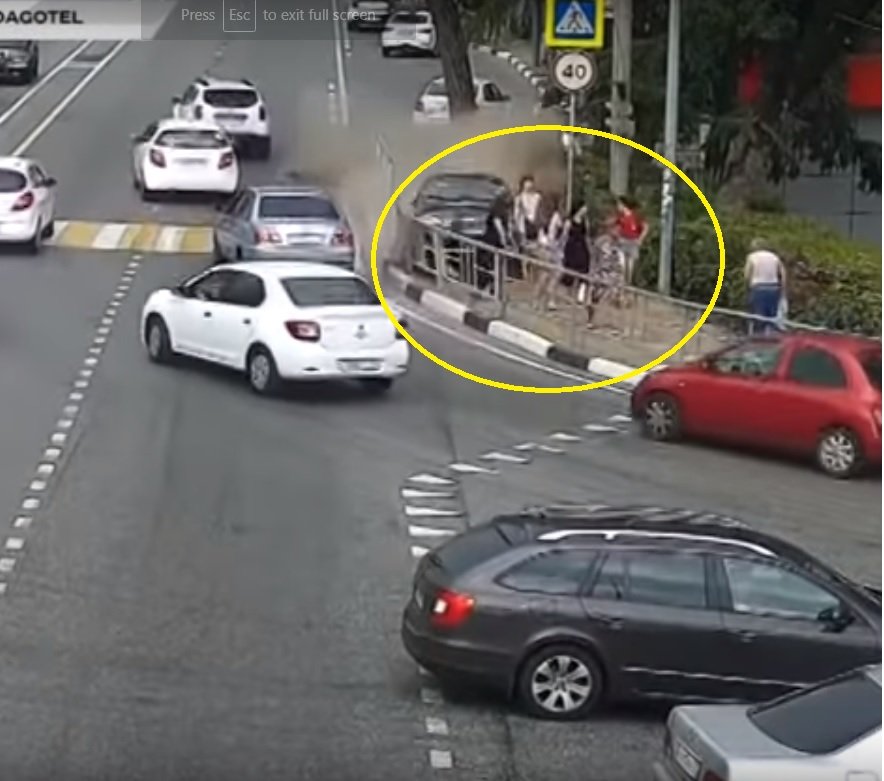 O mașină a pătruns pe trotuar în Rusia și a spulberat mai mulți pietoni. Cel puțin un mort și mai mulți răniți grav - VIDEO