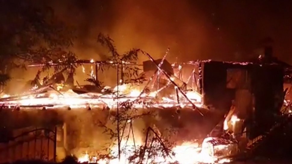 Incendii devastatoare la Bacău şi Arad. Pompierii au scos din foc trei butelii, înainte de a se produce o catastrofă