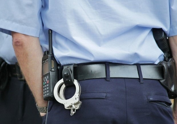 Românul care a pus o grenadă în maşina poliţistului care-l ancheta a fost prins