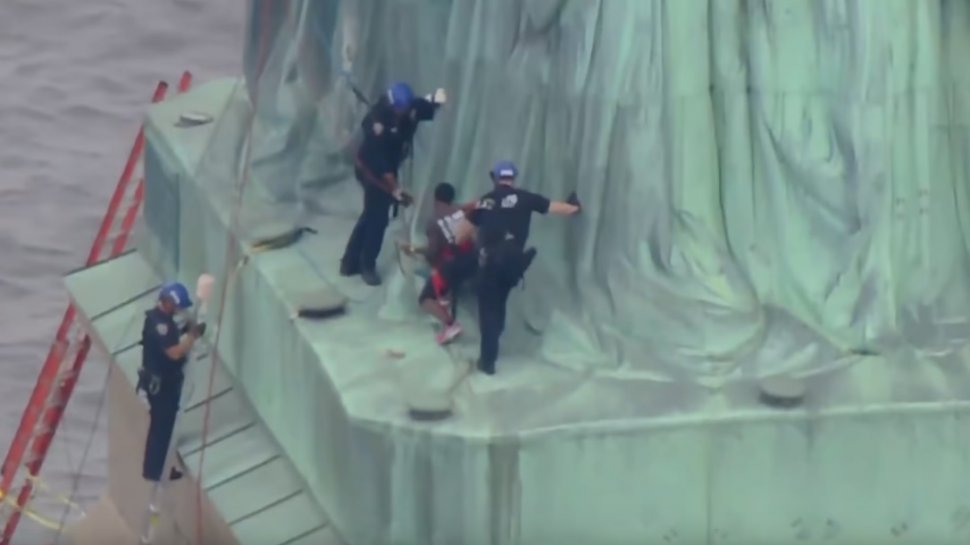 S-a urcat pe Statuia Libertăţii în semn de protest. Ce a pățit femeia la scurt timp - VIDEO