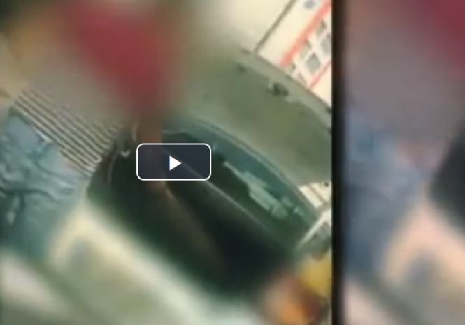 Scene șocante în traficul din Capitală. Un taximetrist a fost filmat când ieşea cu o bâtă din maşină şi ameninţa o şoferiţă - VIDEO