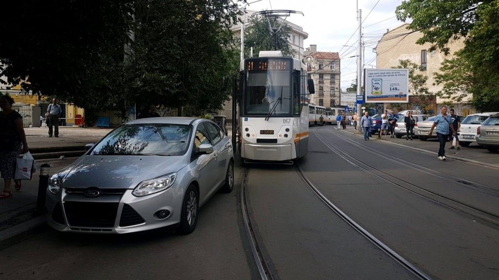Acţiune de amendare a şoferilor şi ridicare a maşinilor parcate neregulamentar în Bucureşti