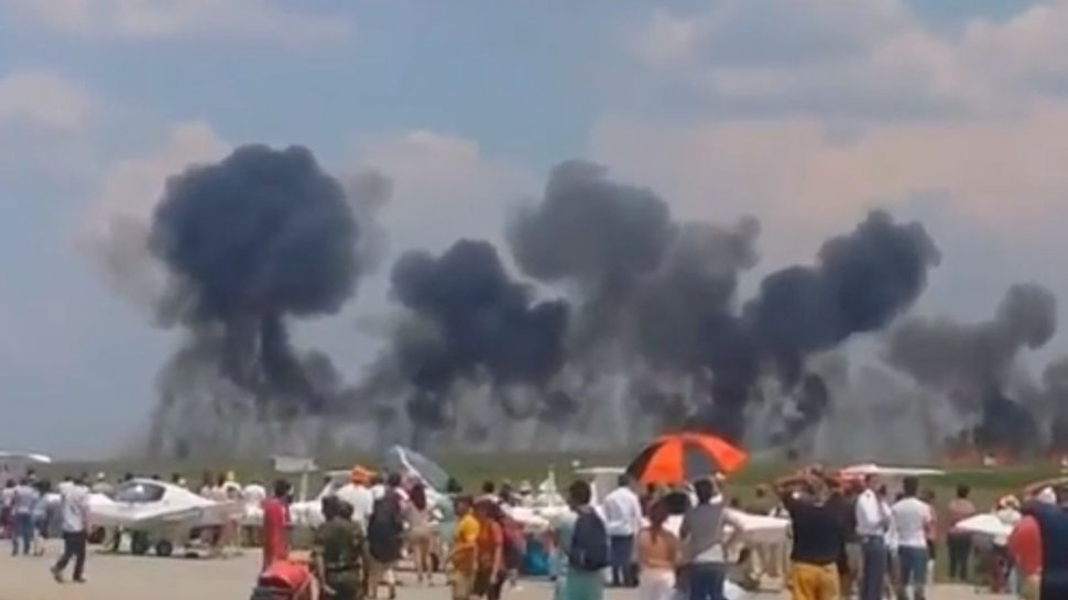 Primele imagini după incidentul tragic de la Baza Aeriană Borcea. Cum au reacționat oamenii când au văzut avionul prăbușit - VIDEO