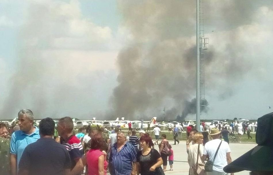 Un MiG s-a prăbușit la baza aeriană Borcea. O explozie puternică a avut loc la impactul cu solul. Peste 3.000 de persoane erau prezente la locul incidentului. Pilotul a murit