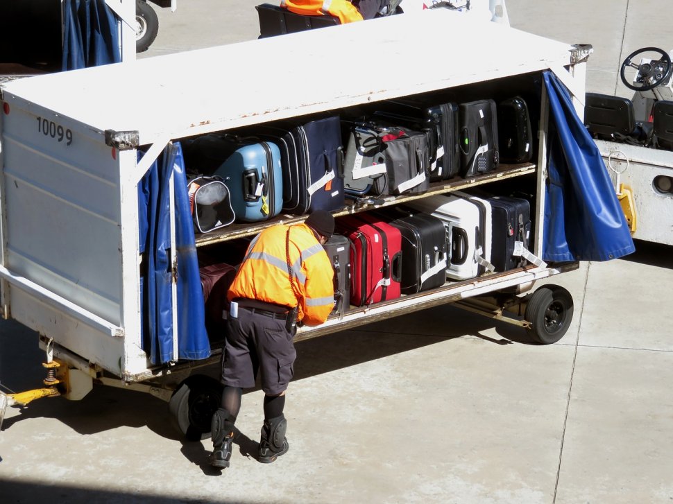 Cum să primești primul bagajul de cală într-un aeroport. E mai simplu decât credeai