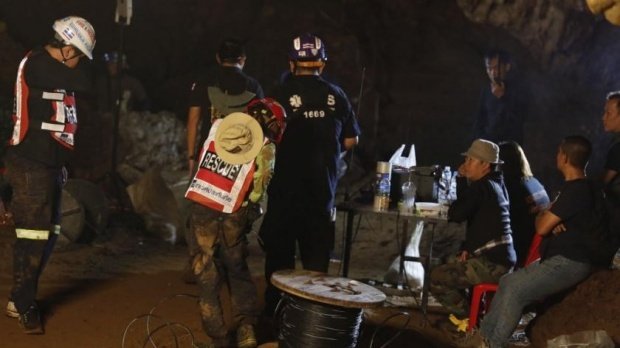 Operaţiunea de salvare a celor 12 copii şi a antrenorului lor blocaţi într-o peşteră din Thailanda este în curs de desfăşurate