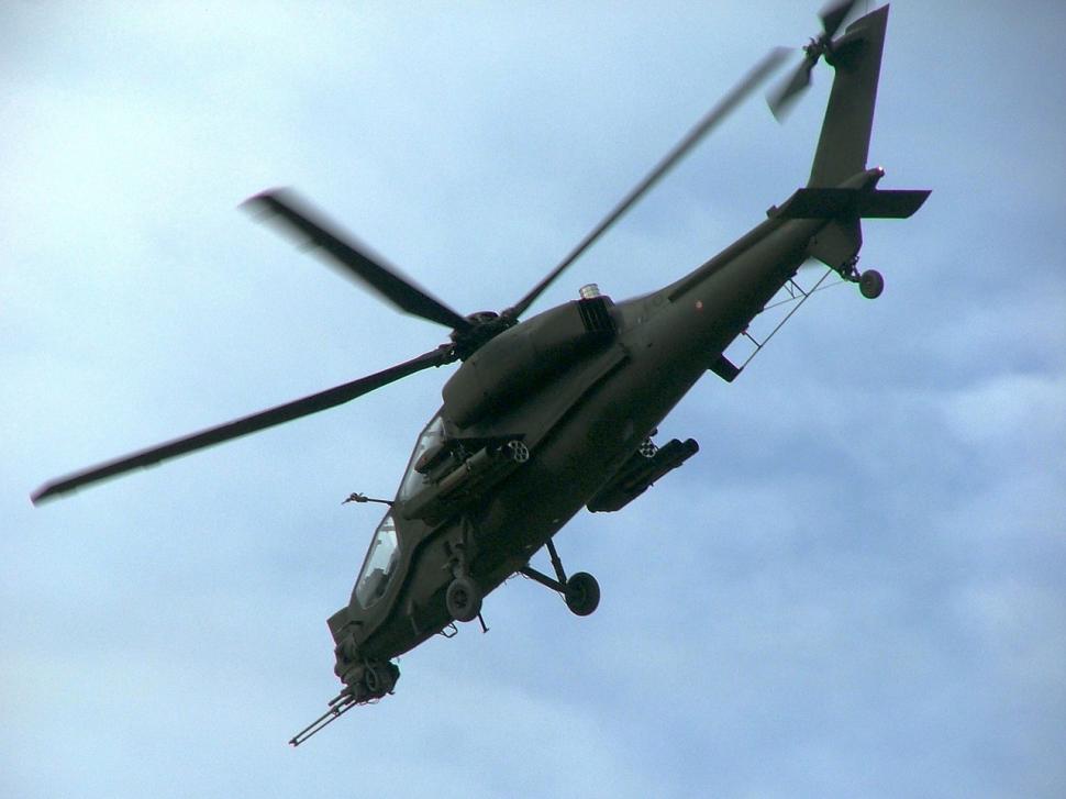 Un elicopter militar s-a prăbușit: patru victime