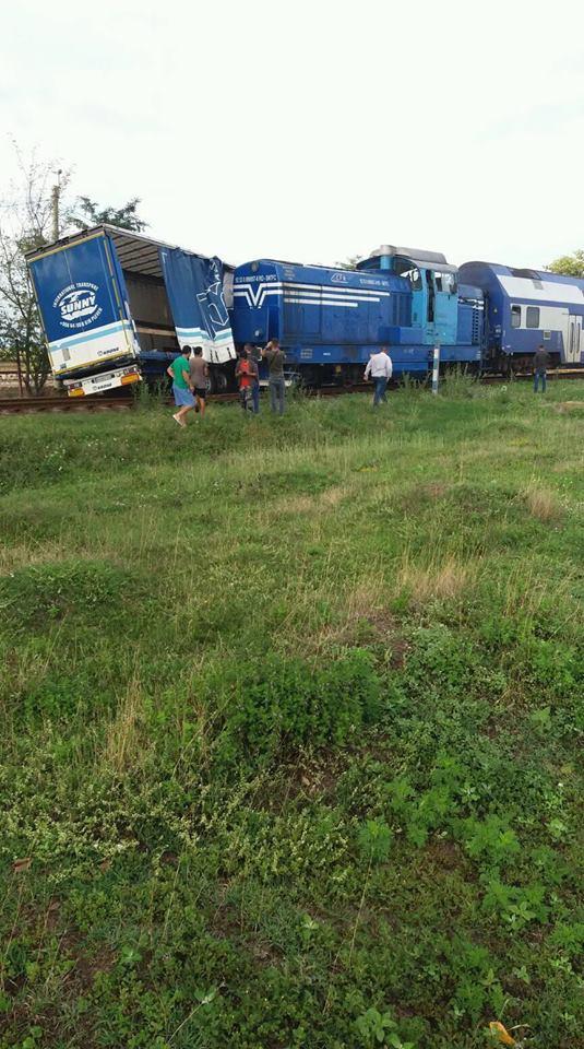 Accidet feroviar grav între un tren și un TIR, în Dolj - FOTO 539214