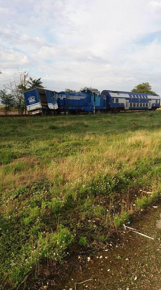Accidet feroviar grav între un tren și un TIR, în Dolj - FOTO 539216