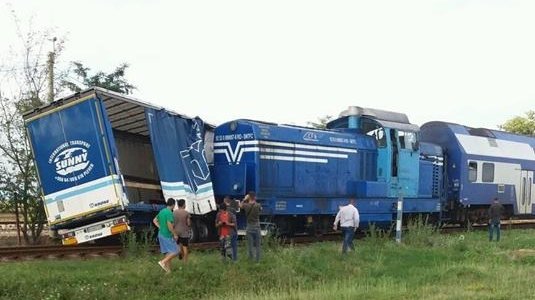 Accidet feroviar grav între un tren și un TIR, în Dolj - FOTO